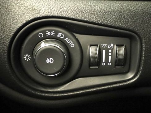 Used 2020 Jeep Renegade Limited image 32