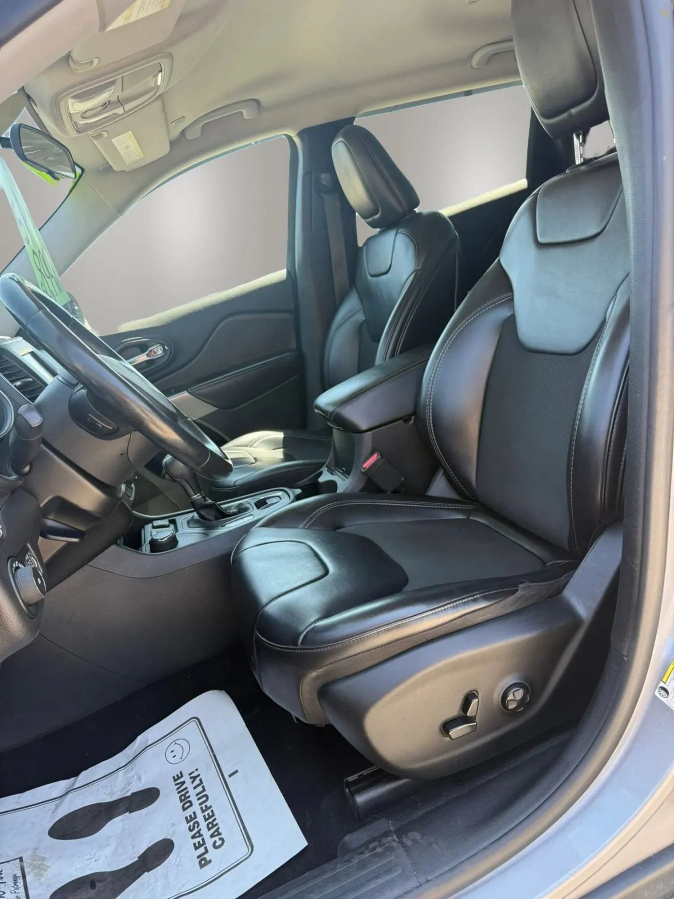 Used 2019 Jeep Cherokee Latitude Plus w/ Cold Weather Group AWD/4WD image 16