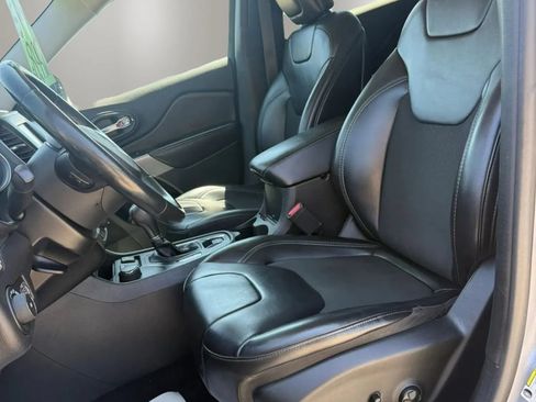Used 2019 Jeep Cherokee Latitude Plus w/ Cold Weather Group AWD/4WD image 16