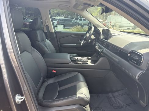 Certified 2025 Honda Pilot Touring image 11