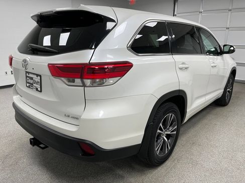 Used 2018 Toyota Highlander Plus w/ Carpet Mat Package (TMS) AWD/4WD image 10