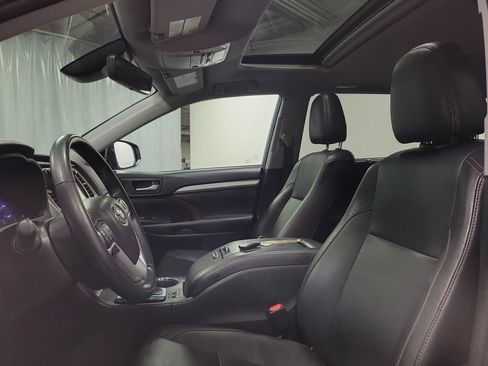 Used 2019 Toyota Highlander XLE AWD/4WD image 15