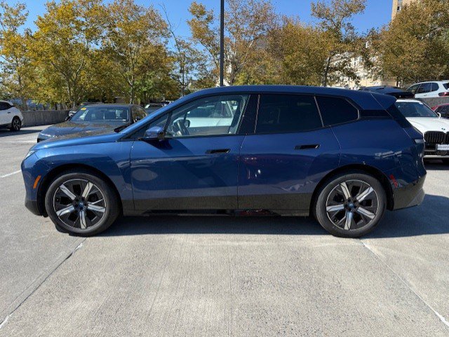 Used 2024 BMW iX xDrive50 w/ Premium Package AWD/4WD image 5