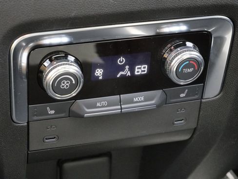 Used 2025 GMC Yukon Denali w/ Sun & Power Step Package image 37