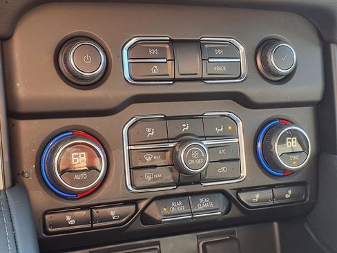 Used 2024 Chevrolet Tahoe Z71 w/ Luxury Package image 11