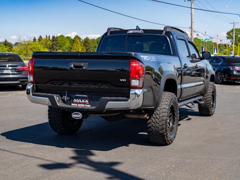 Used 2018 Toyota Tacoma TRD Off-Road AWD/4WD image 9