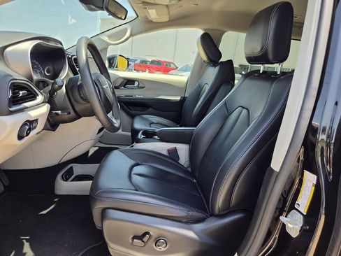 Used 2024 Chrysler Pacifica Touring-L FWD image 26