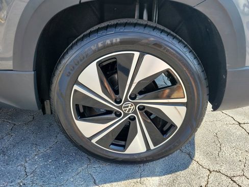 Used 2025 Volkswagen Taos SE image 27