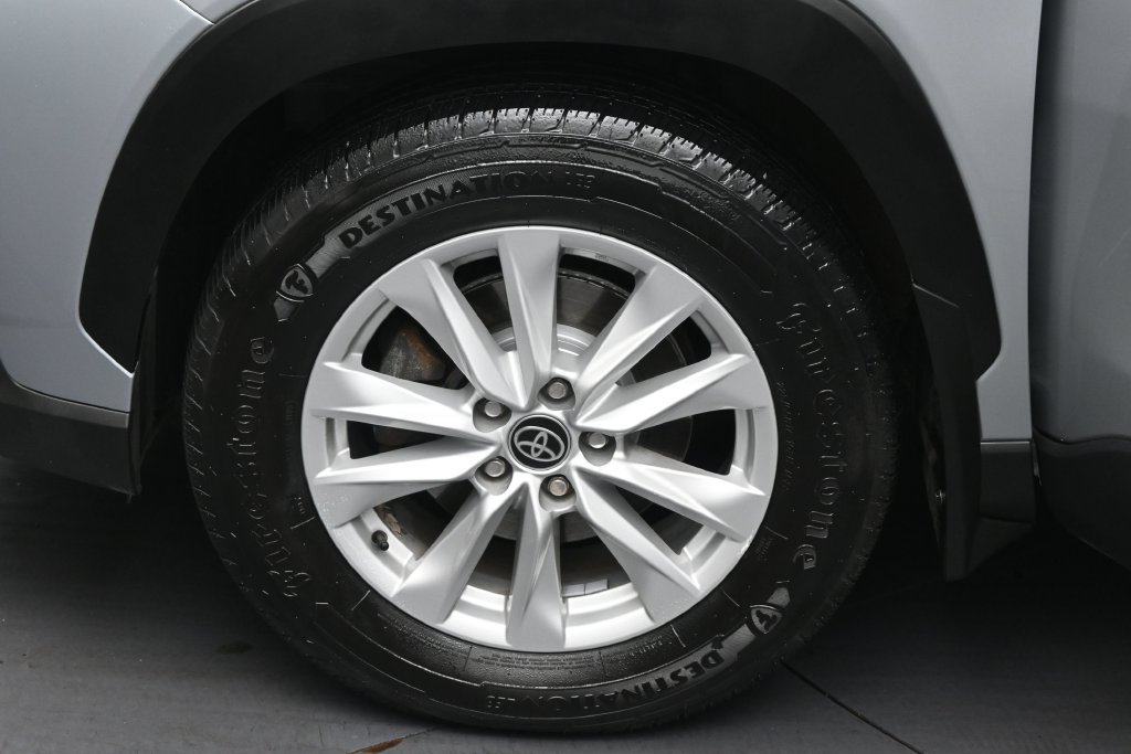 Used 2022 Toyota Corolla Cross LE AWD/4WD image 32