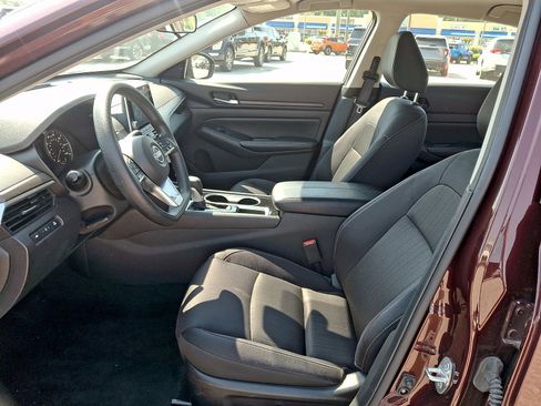 Used 2024 Nissan Altima 2.5 SV FWD image 12