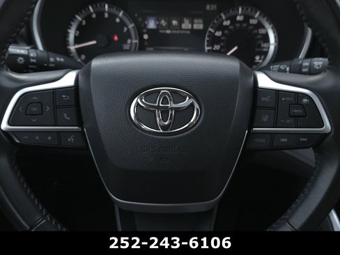 Used 2023 Toyota Highlander XLE FWD image 22