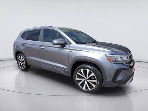 Used 2024 Volkswagen Taos SE FWD image 1