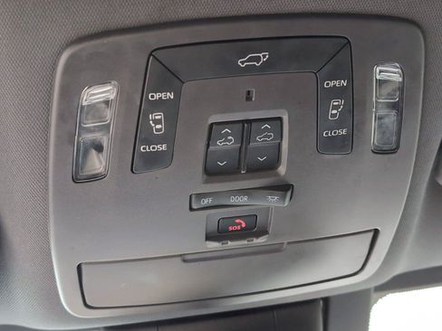 Used 2021 Toyota Sienna Platinum FWD image 17