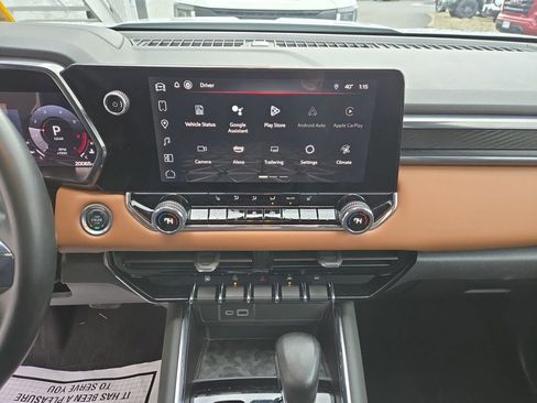 Used 2024 GMC Canyon AT4 w/ Technology Package image 9