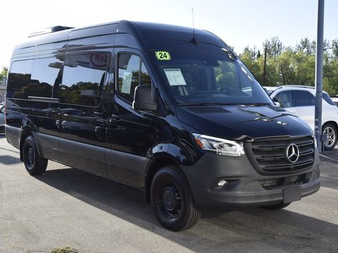 Used 2024 Mercedes-Benz Sprinter 2500 image 8
