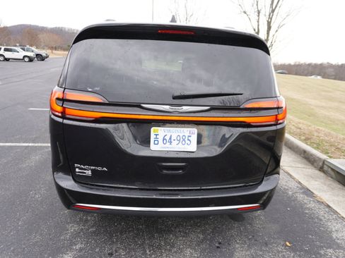 Used 2022 Chrysler Pacifica Touring-L image 6