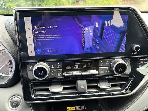 Used 2025 Toyota Highlander XLE FWD image 21