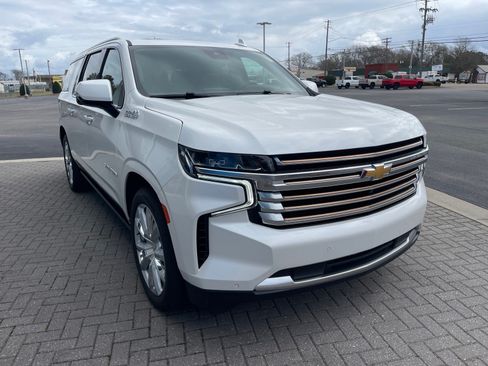 Used 2024 Chevrolet Suburban High Country RWD image 3