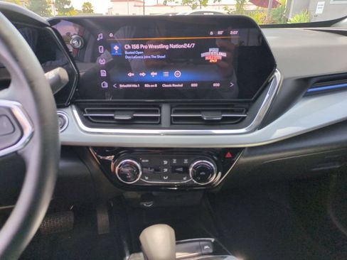 Used 2025 Chevrolet Trax LT w/ LT Convenience Package FWD image 18