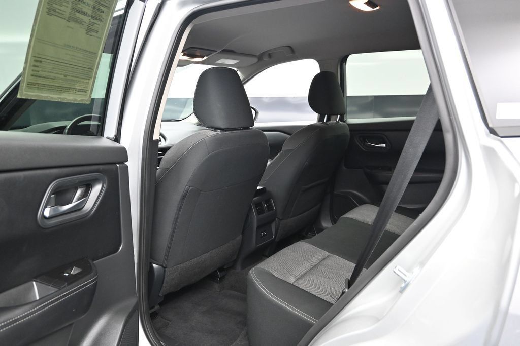 Used 2025 Nissan Rogue SV AWD/4WD image 19