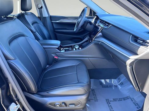 Used 2023 Jeep Grand Cherokee L Limited w/ Luxury Tech Group II image 17