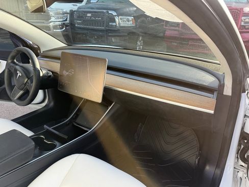 Used 2020 Tesla Model 3 Standard Range image 16