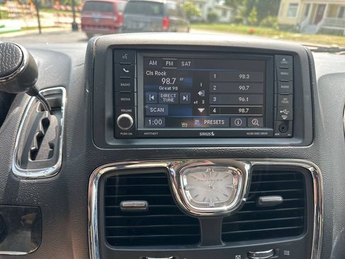 Used 2014 Chrysler Town & Country Touring FWD image 20