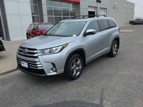 Used 2017 Toyota Highlander Limited Platinum image 1