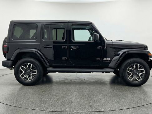 Used 2025 Jeep Wrangler Sahara image 11