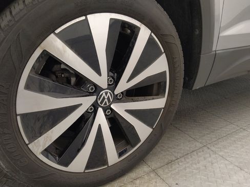 Used 2023 Volkswagen Taos SE w/ Panoramic Sunroof Package FWD image 31