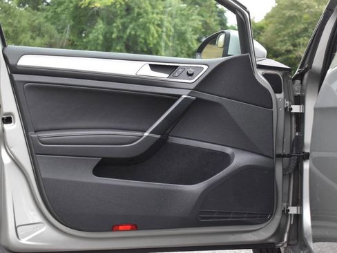 Used 2015 Volkswagen Golf S image 8