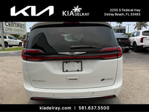 Used 2023 Chrysler Pacifica Pinnacle FWD image 4