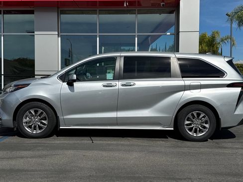 Certified 2023 Toyota Sienna XLE image 9