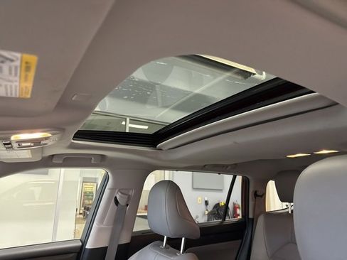 Used 2022 Toyota Highlander XLE image 2