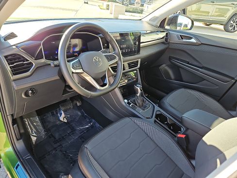 Certified 2025 Volkswagen Taos SE image 10