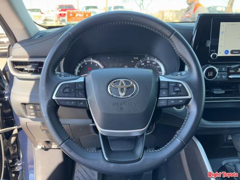 Used 2025 Toyota Highlander LE image 21