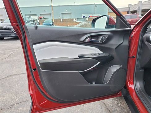 Used 2025 Chevrolet Trax LT image 8