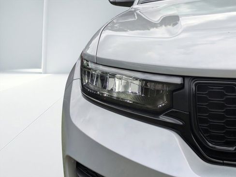 New 2025 Jeep Grand Cherokee Altitude image 8