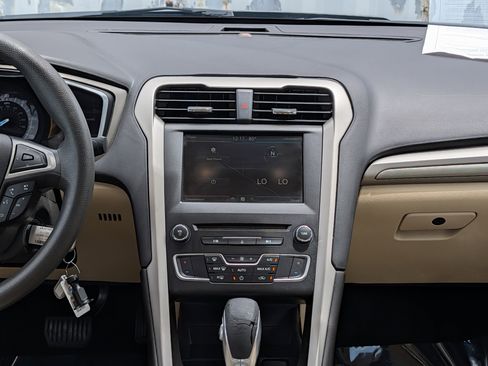Used 2016 Ford Fusion SE FWD image 17