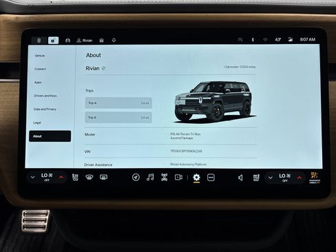 Used 2025 Rivian R1S Premium image 29