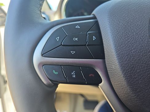 Used 2020 Jeep Grand Cherokee Overland AWD/4WD image 16