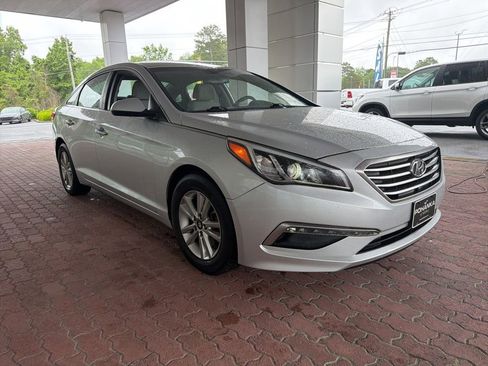 Used 2015 Hyundai Sonata SE w/ Option Group 09 FWD image 2