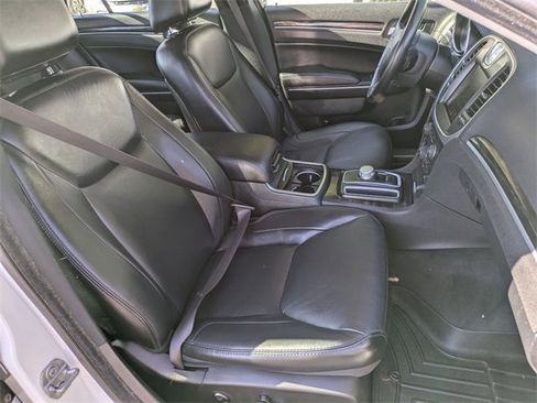 Used 2016 Chrysler 300 Limited image 31