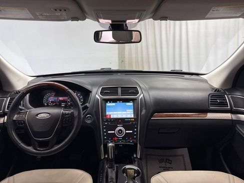 Used 2018 Ford Explorer Platinum image 18