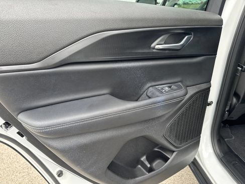 Used 2025 Jeep Grand Cherokee Altitude AWD/4WD image 38