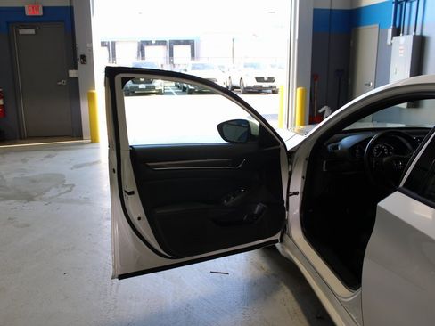 Used 2018 Honda Accord Sport image 5