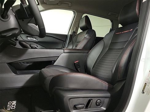 Used 2025 Nissan Rogue SV image 12