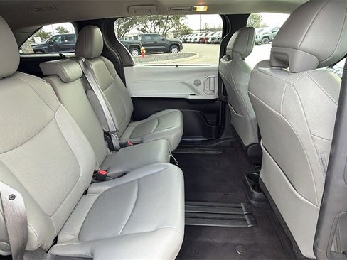 Certified 2025 Toyota Sienna XLE image 40