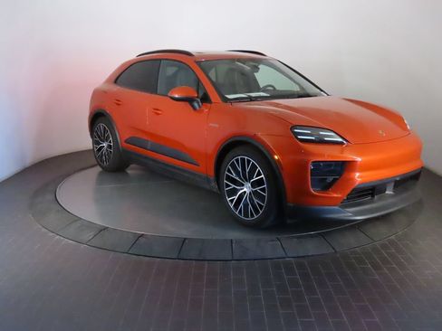 Certified 2025 Porsche Macan Electric RWD image 9
