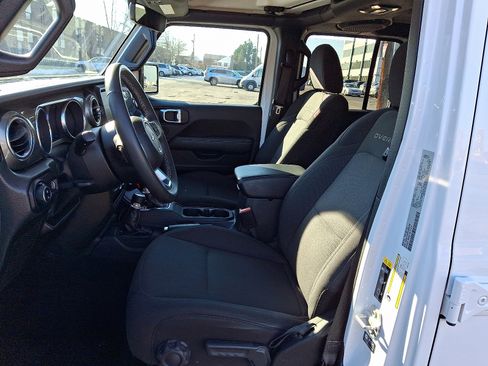 Used 2023 Jeep Gladiator Overland image 13